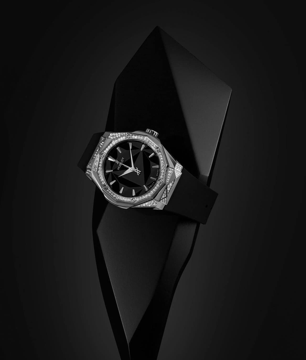 Đồng hồ Hublot nữ đính kim cương với hiệu ứng 3D, minh họa cho giá trị và yếu tố quyết định đồng hồ Hublot nữ giá bao nhiêu.