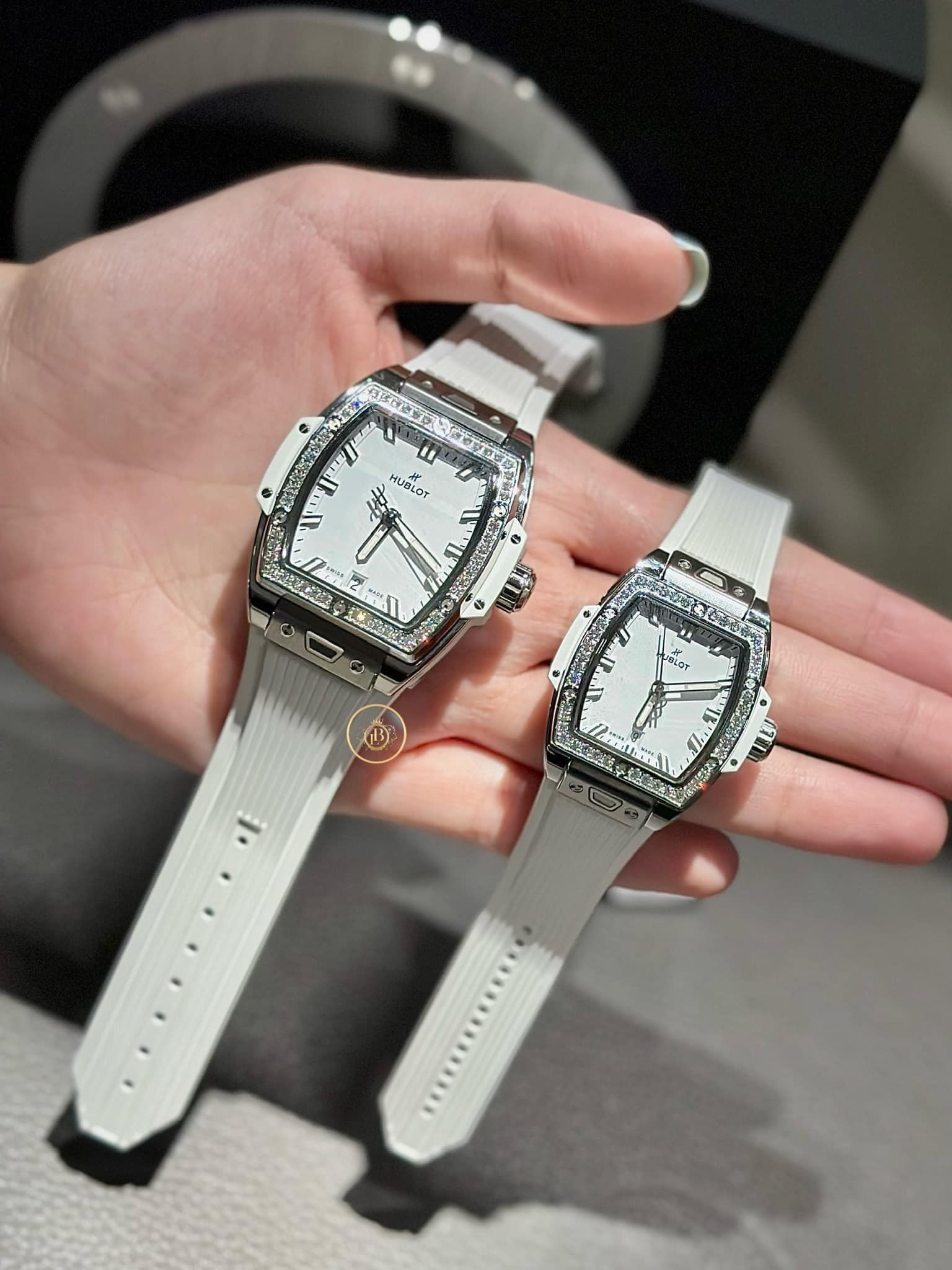 Đồng hồ Hublot nữ với dây đeo cao su độc đáo, một yếu tố ảnh hưởng đến việc đồng hồ Hublot nữ giá bao nhiêu.