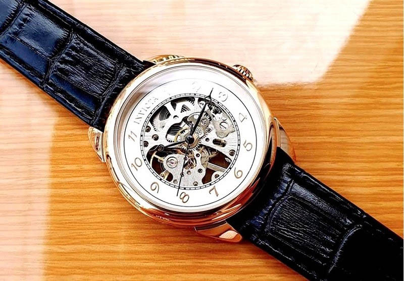 Cách phân biệt đồng hồ Invicta chính hãng, bao gồm kiểm tra dấu hiệu Swiss Made và chất lượng gia công