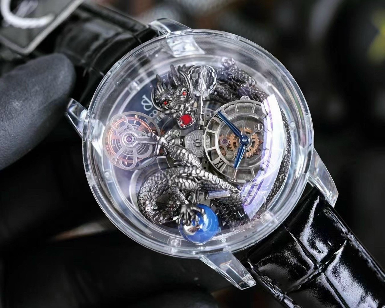 Đồng hồ Jacob & Co Astronomia Solar fake khi đeo trên tay, cho thấy kích thước và hiệu ứng 3D ấn tượng