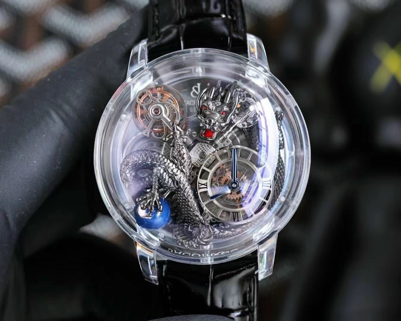 Cận cảnh đồng hồ Jacob & Co Astronomia Solar fake phiên bản Dragon Sliver, hiển thị các cầu nối và tourbillon