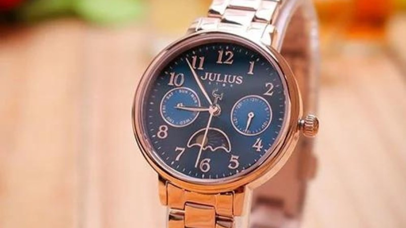 Kiểm tra chi tiết tinh xảo trên đồng hồ Julius chính hãng