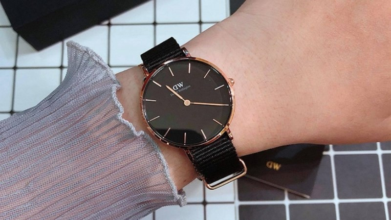 Đồng hồ Daniel Wellington: Lựa chọn cùng phân khúc với Julius
