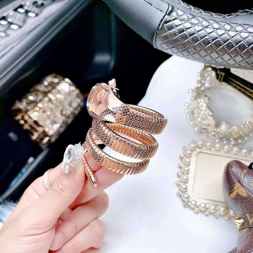 Chi tiết đồng hồ Just Cavalli đầu rắn nữ chính hãng với mặt số ấn tượng