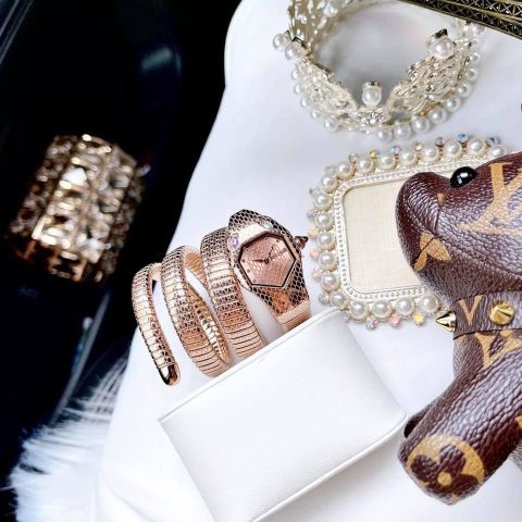 Đồng hồ Just Cavalli đầu rắn dây cuộn màu Rose Gold trên cổ tay