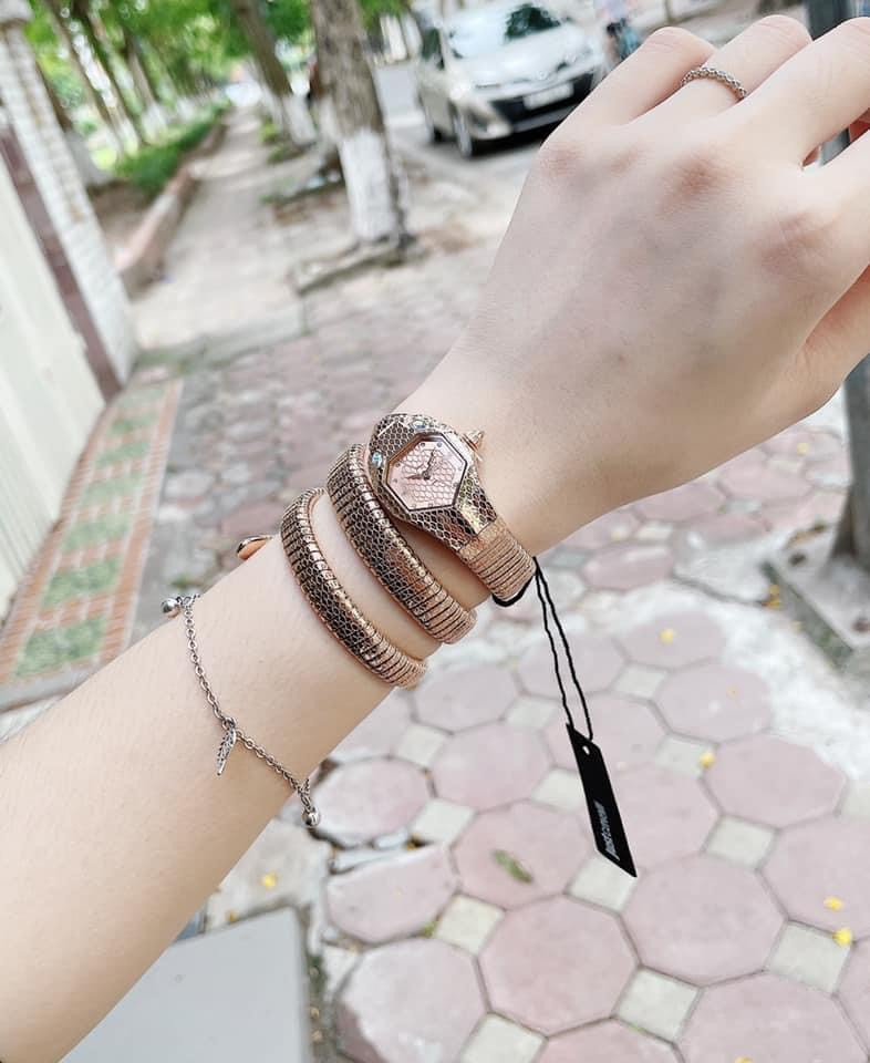 Đồng hồ Just Cavalli đầu rắn khi đeo lên tay, tôn vinh phong cách sang trọng