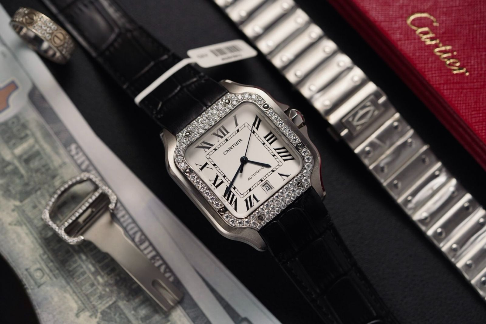 Cận cảnh mặt số đồng hồ kim cương nhân tạo lấp lánh, chi tiết tinh xảo