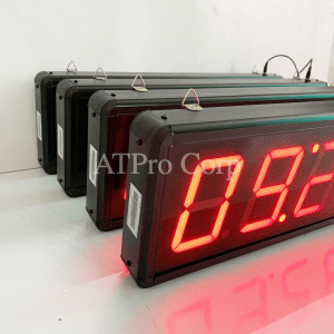Cận cảnh đồng hồ điện tử đèn LED 6 số với màn hình hiển thị rõ nét