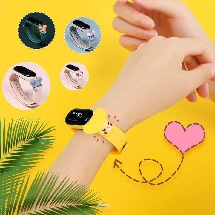 Cận cảnh màn hình LED hiển thị giờ trên đồng hồ trẻ em