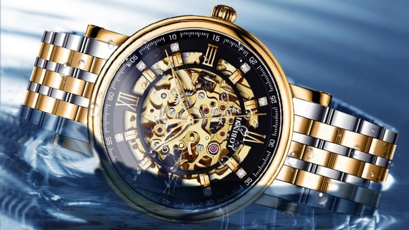 Kiểm tra mặt số của đồng hồ Lobinni chính hãng với kính sapphire sắc nét