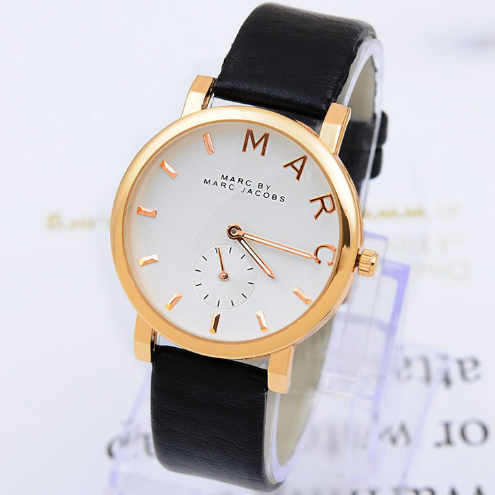 Một bộ sưu tập các mẫu đồng hồ Marc Jacobs nữ với thiết kế đa dạng, từ mặt số tròn cổ điển đến mặt vuông hiện đại, thể hiện sự tinh tế của thương hiệu đồng hồ Marc Jacobs