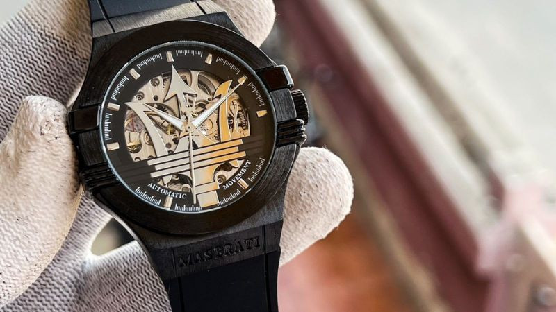 Cận cảnh bộ máy automatic tự động bên trong đồng hồ Maserati