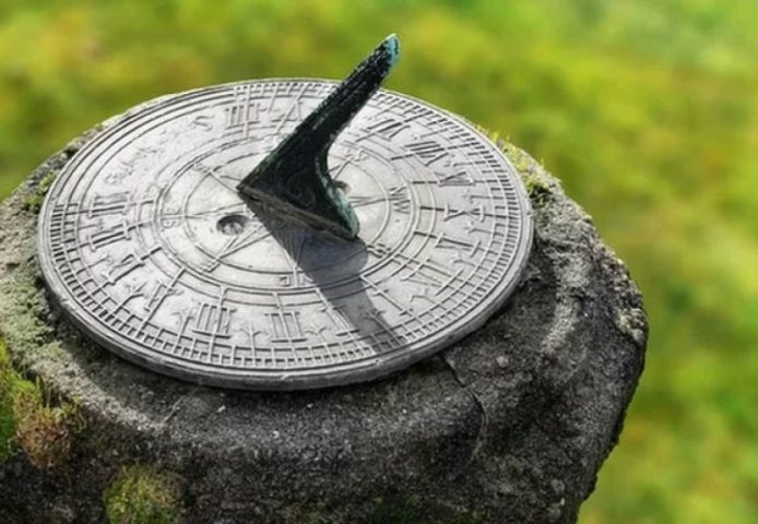 Khám Phá Đồng Hồ Mặt Trời Của Người Ai Cập Cổ: Lịch Sử, Nguyên Lý và Các Loại Khác