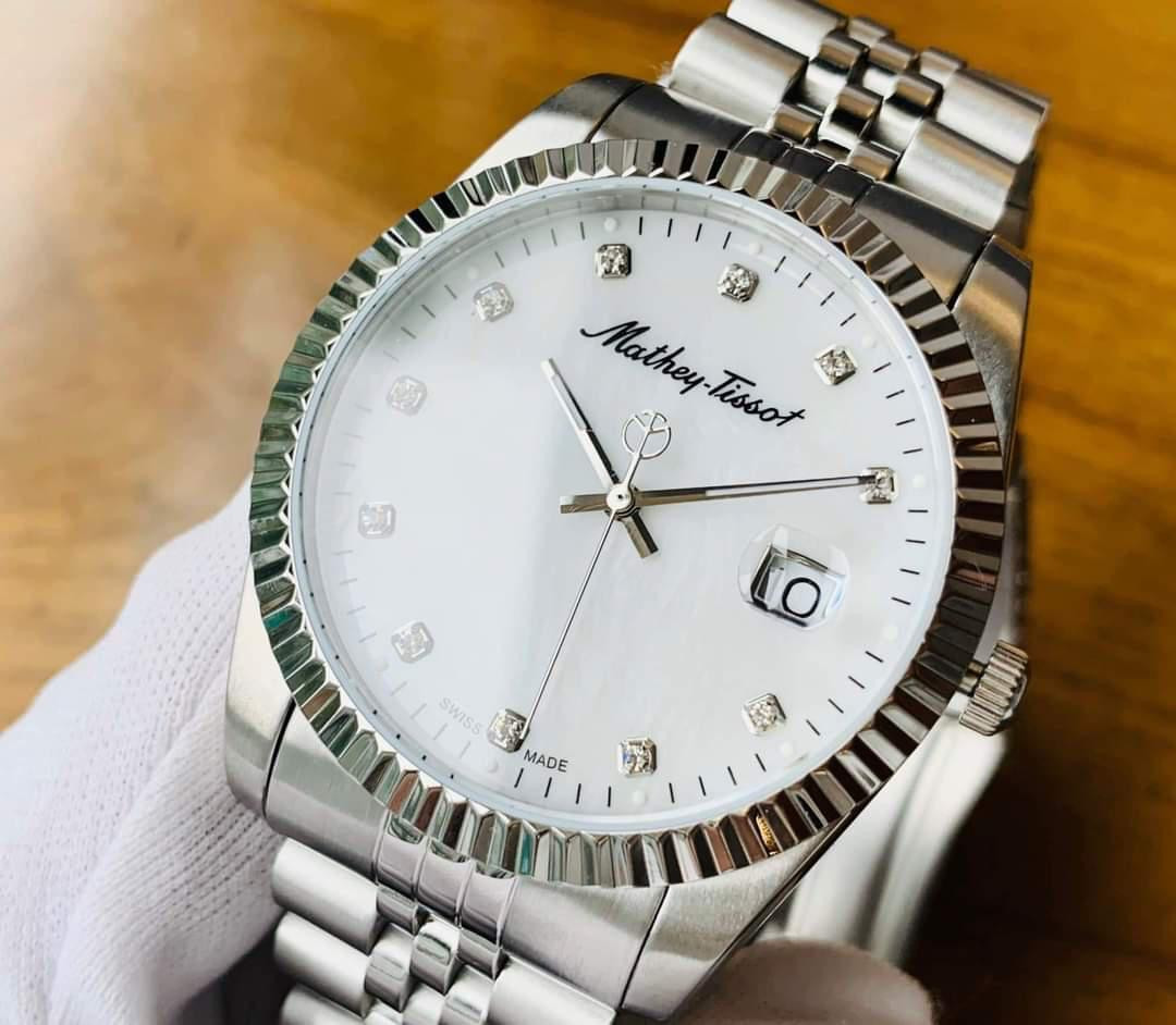 Đồng hồ Mathey Tissot mặt trắng, dây da đen thanh lịch, thể hiện chất lượng đáng tin cậy