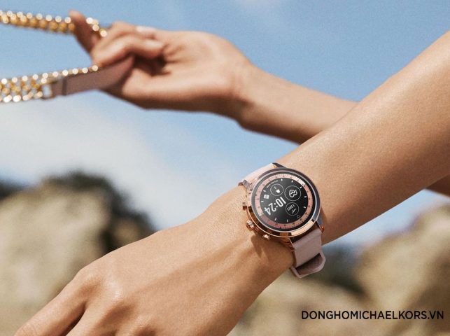 Đồng hồ Michael Kors Access Runway màu bạc trên cổ tay, hiển thị màn hình kỹ thuật số sang trọng