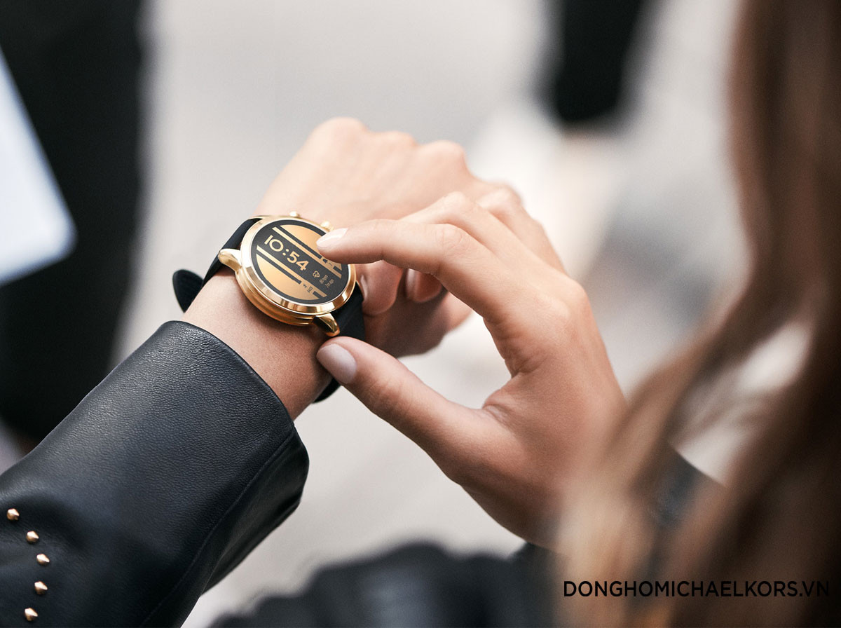 Cận cảnh đồng hồ Michael Kors Access Runway với thân máy mỏng và các nút điều khiển bên cạnh