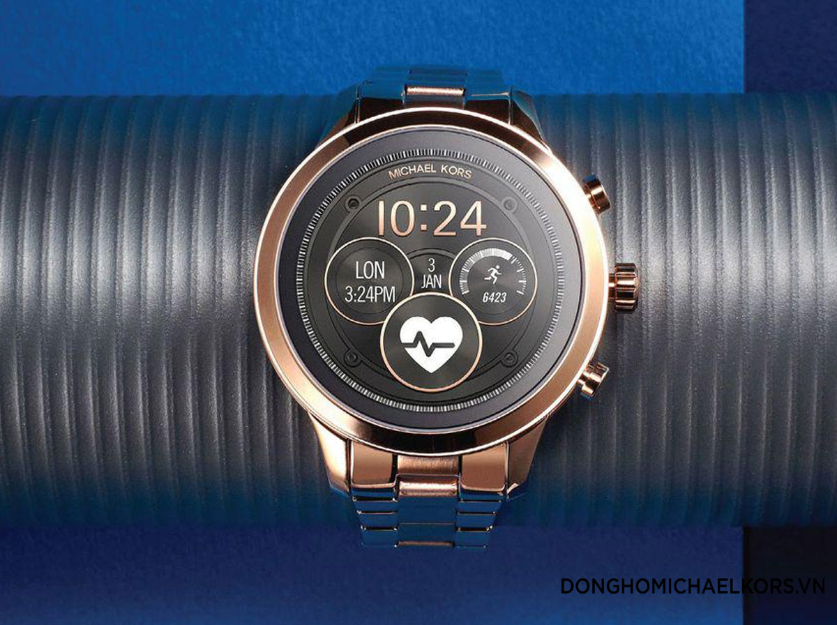 Đồng hồ Michael Kors Access Runway trong nước, minh họa khả năng chống nước 5 ATM vượt trội