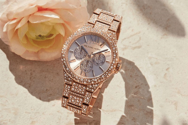 Thiết kế đồng hồ Michael Kors nữ tính với tông vàng hồng và đá
