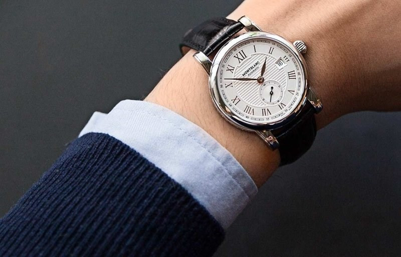 Kiểm tra mặt số và dòng chữ SWISS MADE để biết đồng hồ Montblanc của nước nào là thật