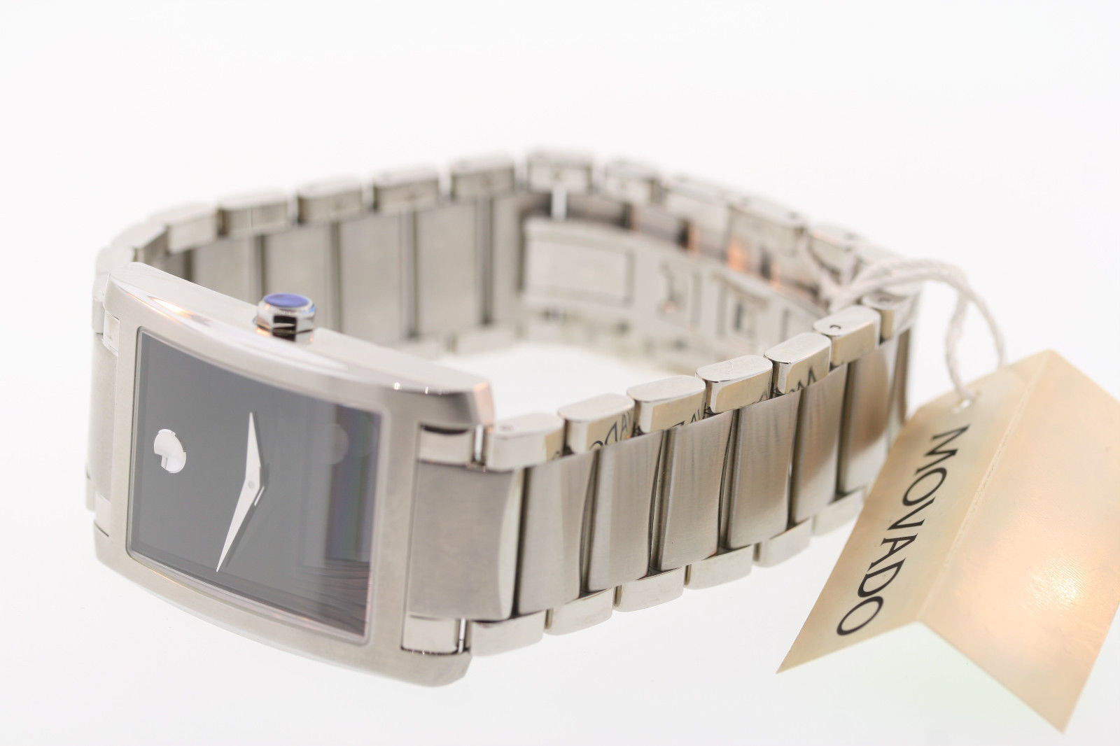 Mẫu đồng hồ Movado mặt vuông nữ tính, phù hợp cho phái đẹp tìm kiếm sự thanh lịch.