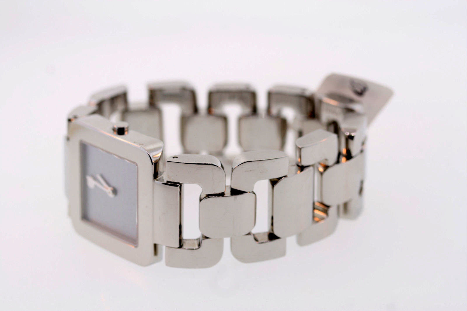 Đồng hồ Movado mặt vuông với thiết kế tối giản, mang đến vẻ hiện đại và trẻ trung.