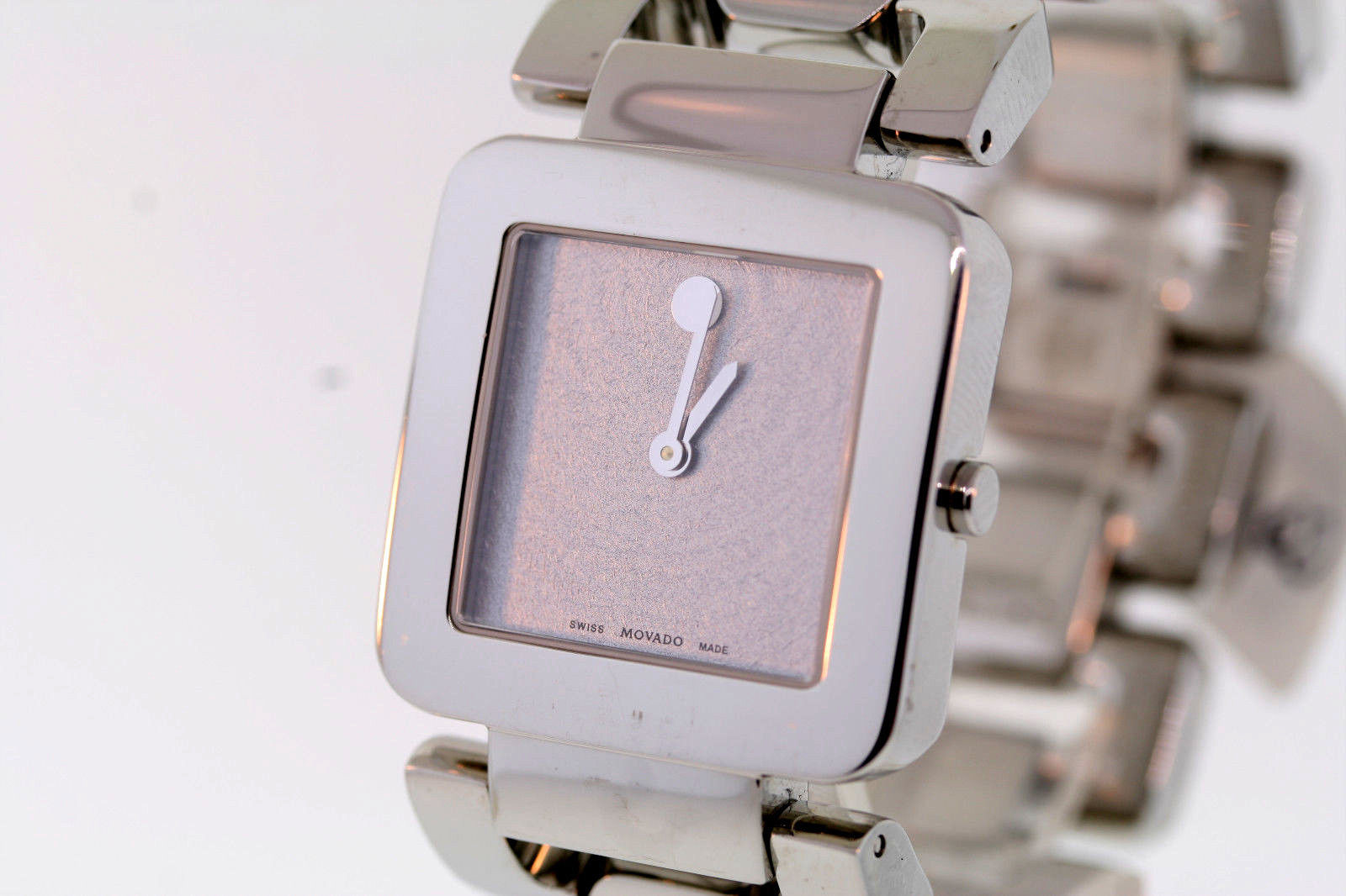 Phong cách đồng hồ Movado mặt vuông được các quý cô yêu thích, thể hiện cá tính.