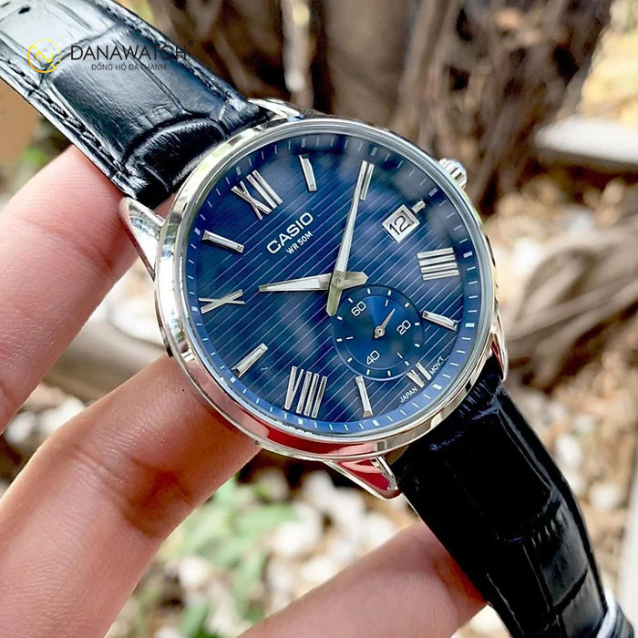 Dây da và vỏ thép không gỉ sang trọng của đồng hồ nam Casio MTP-EX100L-2AVDF trên cổ tay