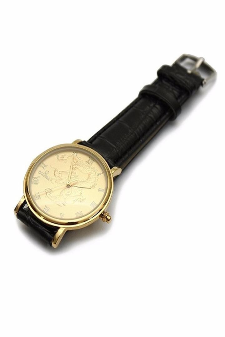 Đồng hồ nam mặt rồng dây da trên cổ tay, thể hiện phong cách