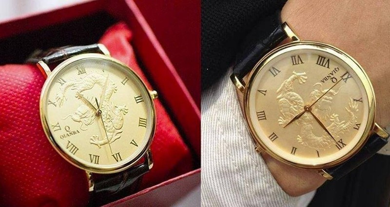 Cận cảnh mặt đồng hồ rồng nổi bật với dây da đen