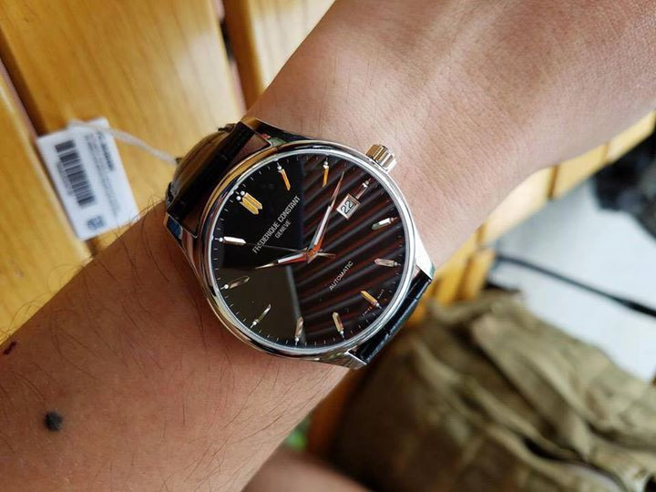 Đồng hồ nam Frederique Constant hàng hiệu xách tay trên cổ tay, thể hiện phong cách