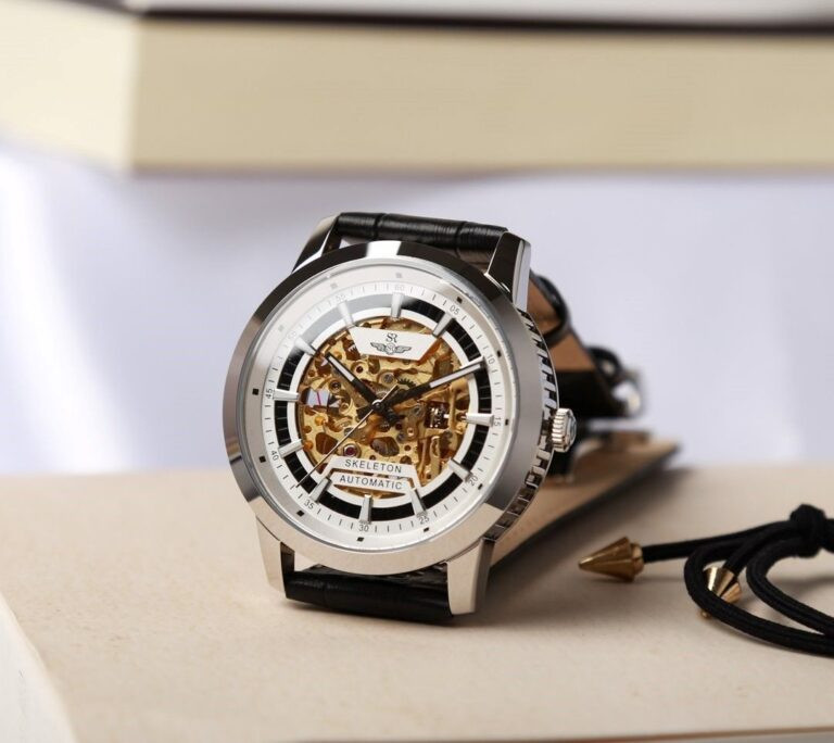 Đồng hồ SRWATCH SG8897.4102 với thiết kế lộ máy quyến rũ, là một trong những đồng hồ dưới 5 triệu được yêu thích