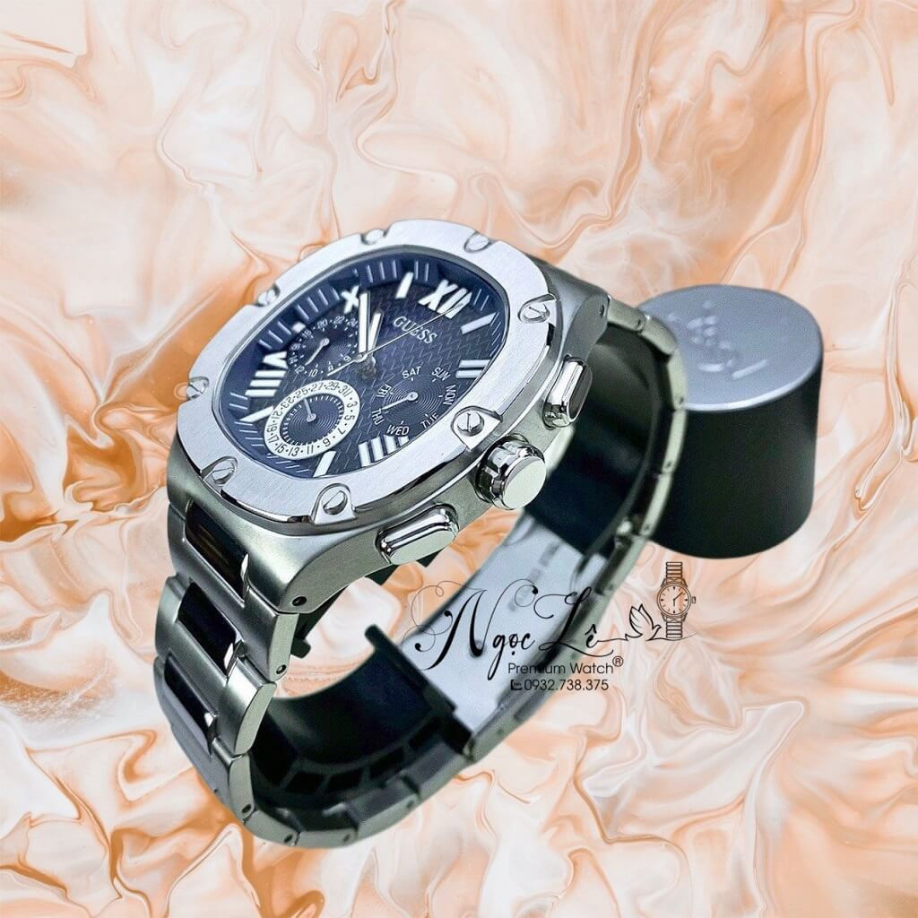 Chi tiết khóa bấm và dây đeo đồng hồ Guess nam GW0572G1