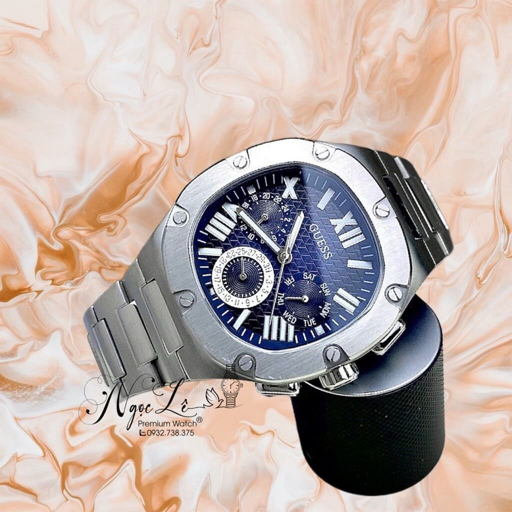 Đồng hồ Guess nam GW0572G1 trên cổ tay
