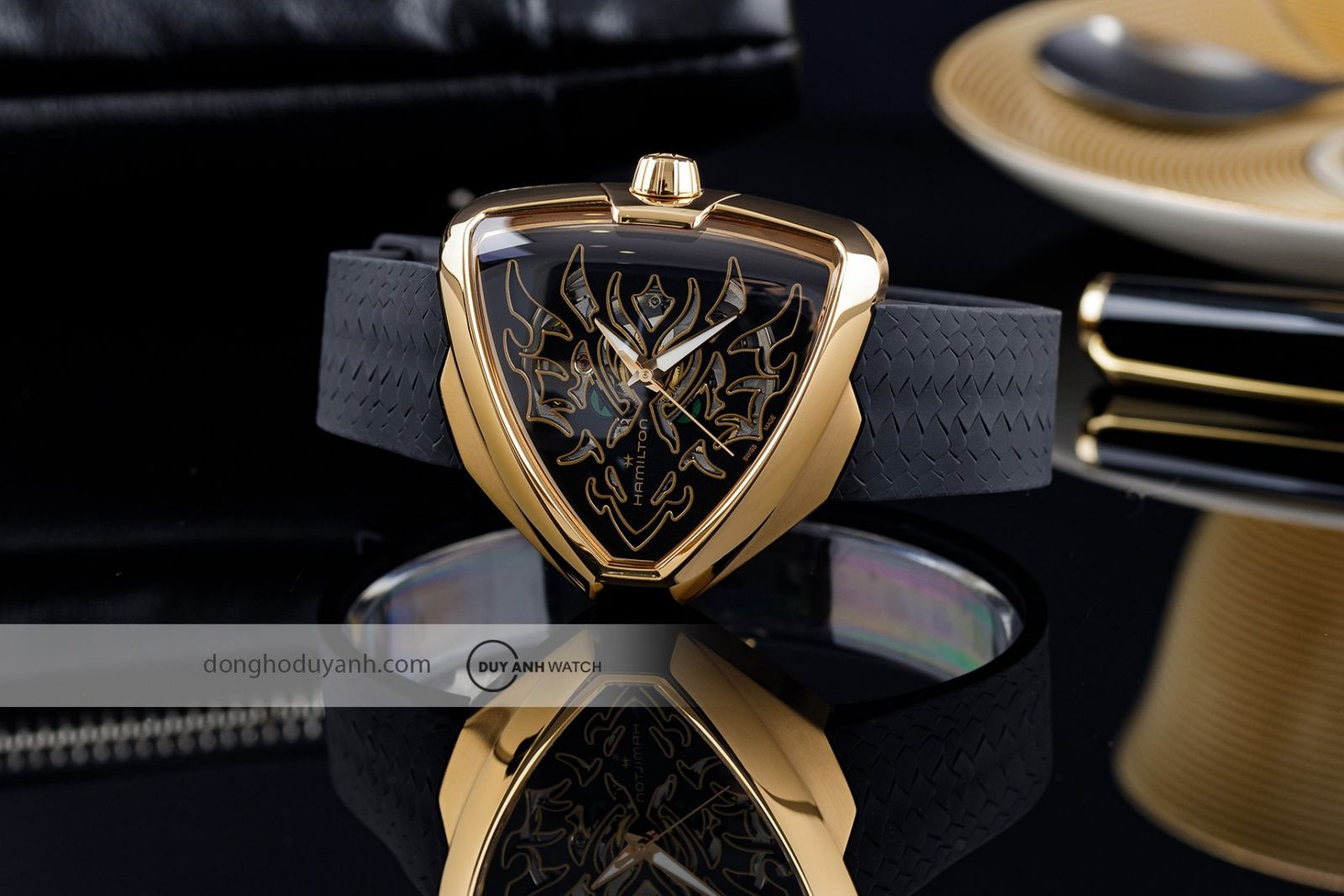Đồng hồ Hamilton Ventura Elvis80 Skeleton Dragon H24525332 với mặt số lộ cơ hình rồng độc đáo