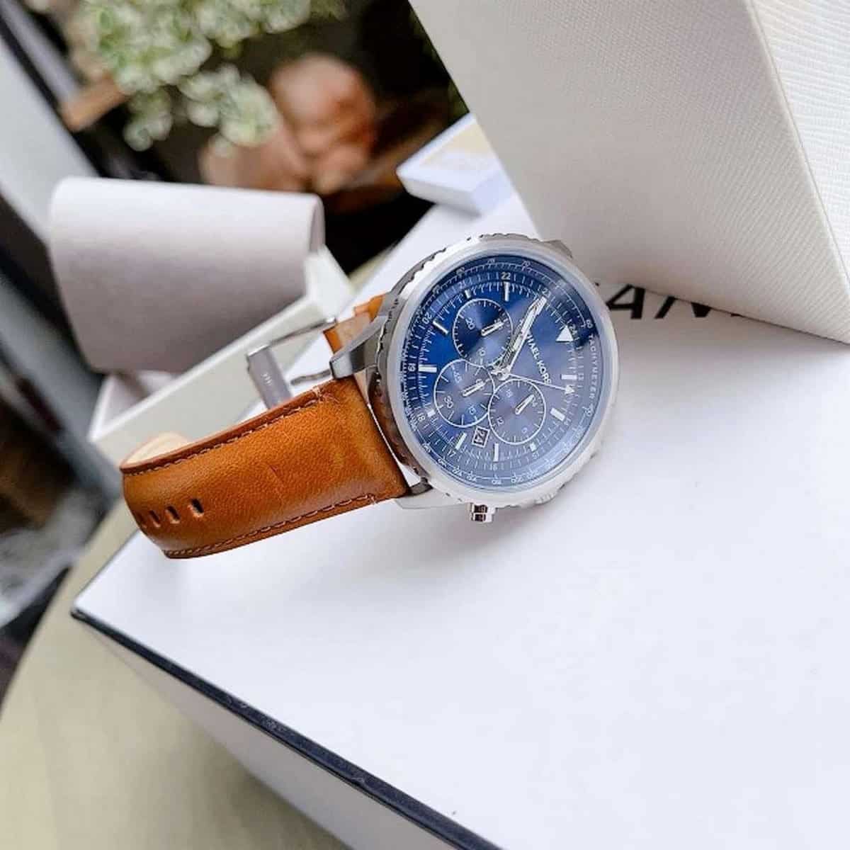 Đồng Hồ Michael Kors Mặt Xanh: Biểu Tượng Phong Cách và Đẳng Cấp Hiện Đại