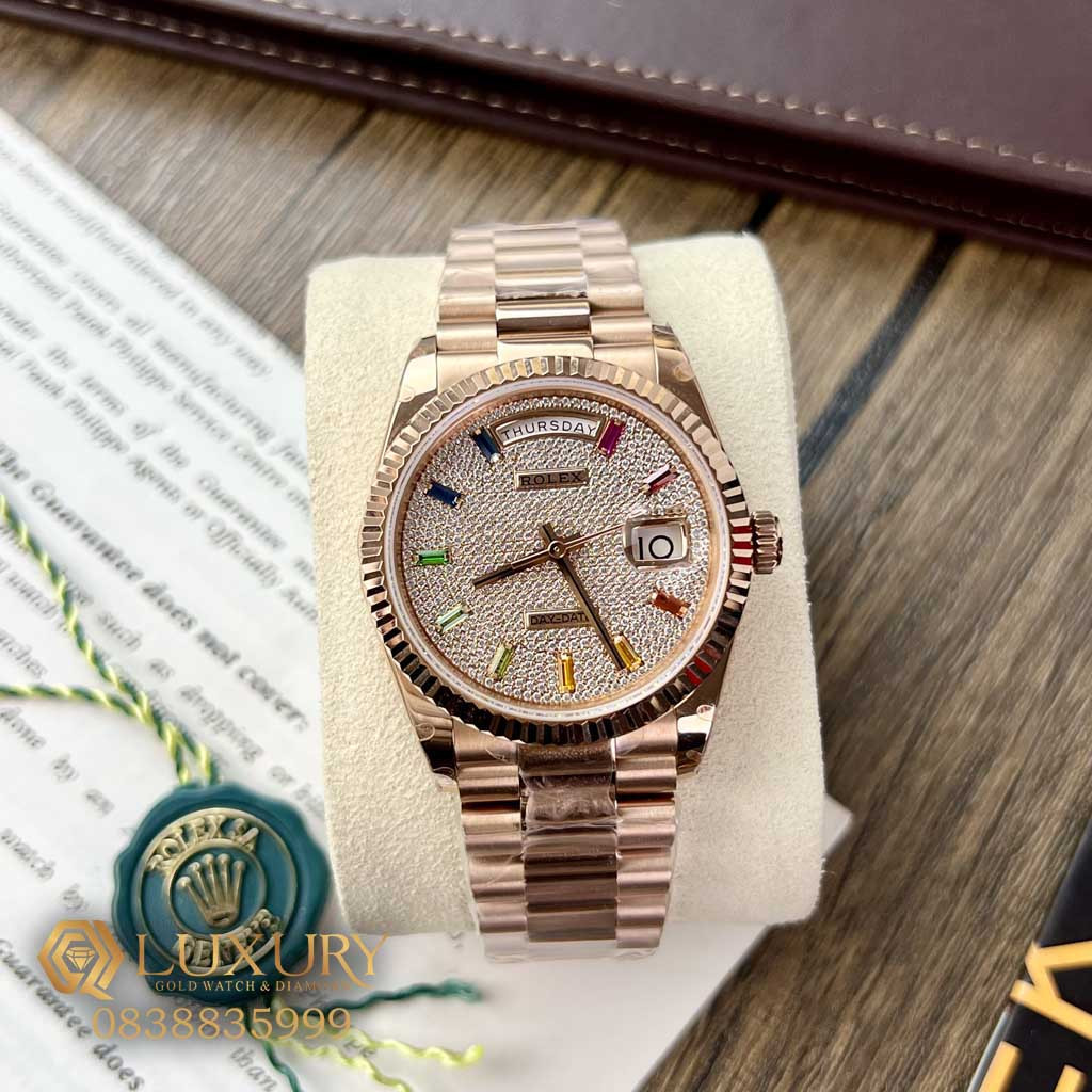 Đồng hồ Rolex Day-Date nạm đá quý và mạ vàng, biểu tượng của sự sang trọng, góp phần vào **giá cao nhất** của Rolex.