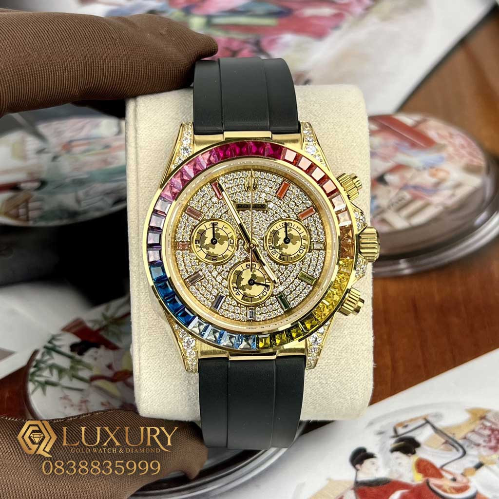 Đồng hồ Rolex Daytona Rainbow viền vàng đính kim cương đa sắc, một trong những mẫu Rolex có giá cao nhất do sự độc đáo và vật liệu quý.