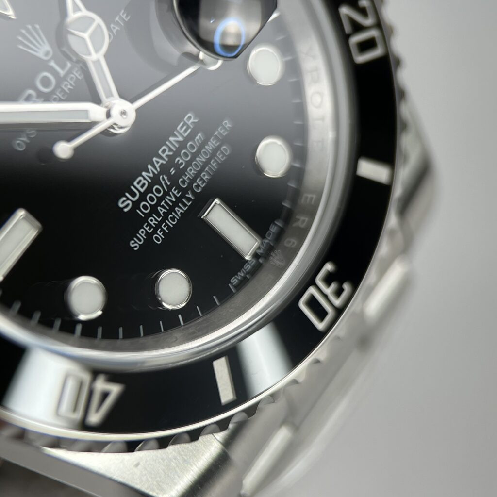 Mặt bên của đồng hồ nam Rolex cao cấp Thụy Sỹ, thể hiện độ dày và hoàn thiện