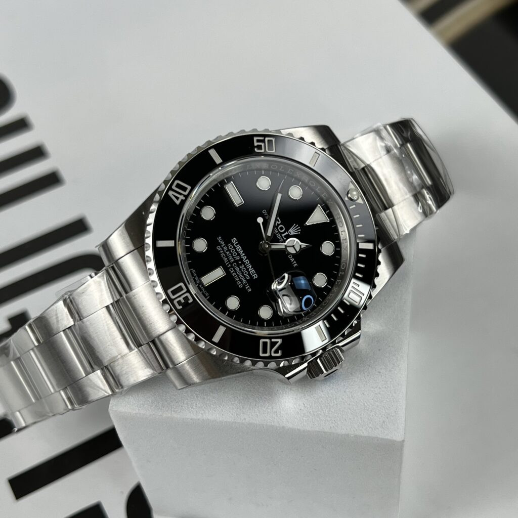 Mặt số và kim của đồng hồ nam Rolex Submariner cao cấp Thụy Sỹ