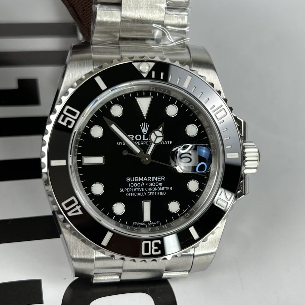 Đồng hồ nam Rolex Thụy Sỹ Submariner cao cấp, hiển thị chi tiết vỏ và dây đeo