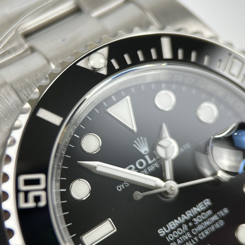 Cận cảnh bộ vỏ Oyster và núm vặn Triplock của đồng hồ nam Rolex Thụy Sỹ