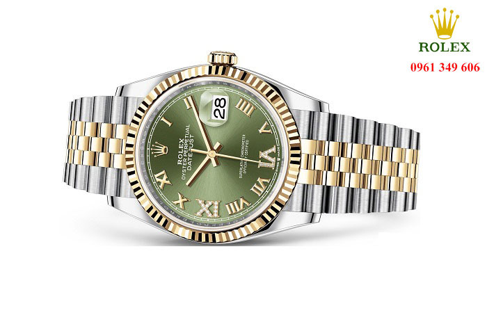 Đồng hồ đeo tay nam Rolex Datejust Oyster Perpetual 126233-0025 nổi bật trên nền xanh