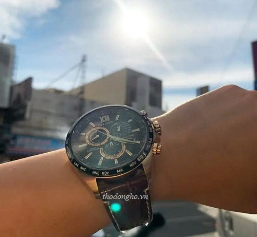 Đồng hồ năng lượng mặt trời hoạt động bằng cách chuyển đổi ánh sáng thành điện năng