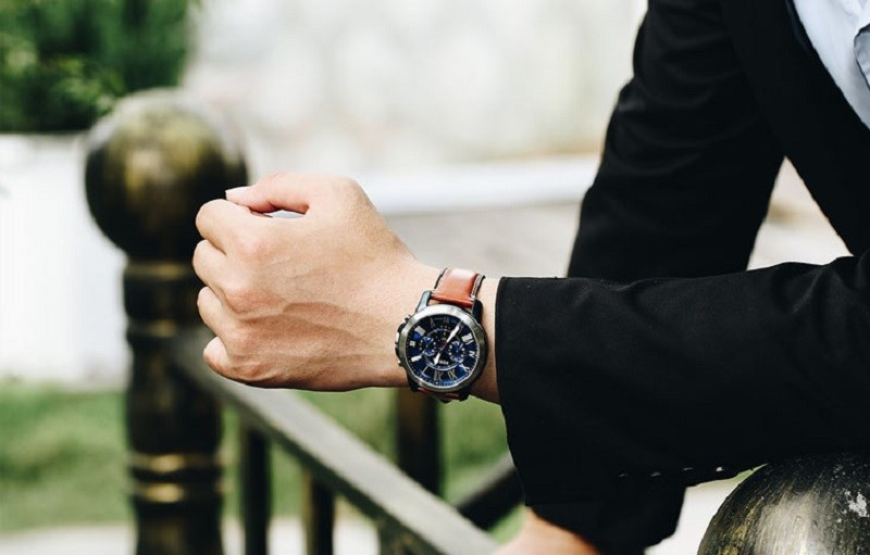 Đồng hồ Fossil với thiết kế sang trọng, ảnh hưởng đến giá đồng hồ.