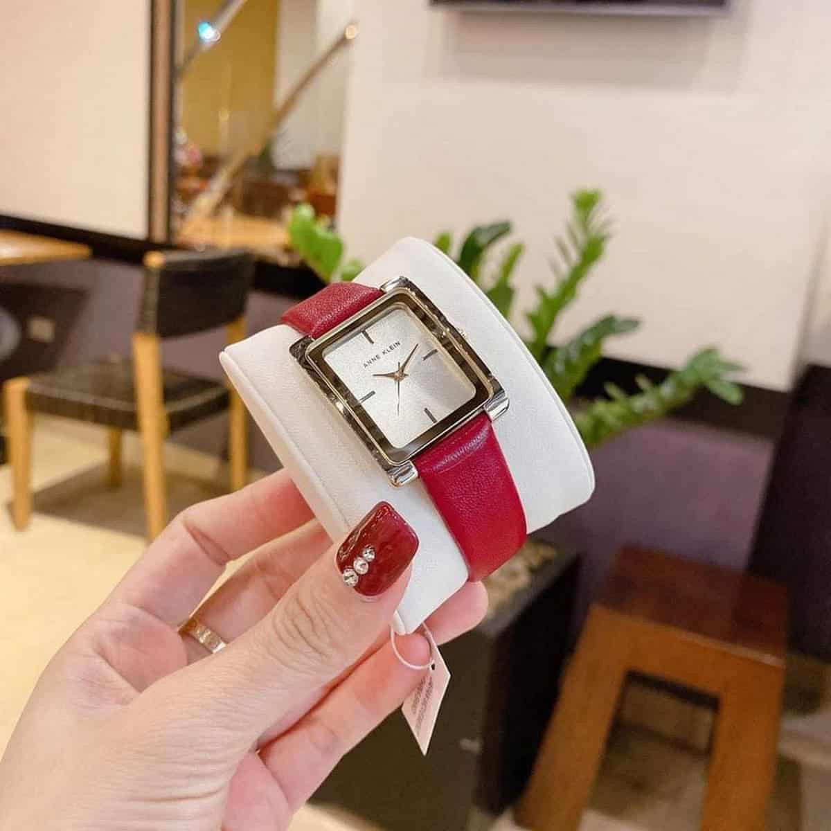 Đồng hồ Anne Klein AK/2706CH mặt vuông dây đen chụp cận cảnh