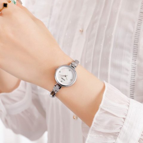 Đồng Hồ Đeo Tay Nữ Bằng Bạc: Phụ Kiện Tinh Tế, Đẳng Cấp Cho Phái Đẹp Việt