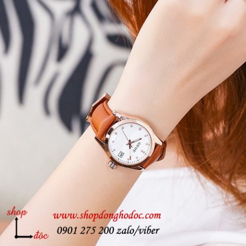 Đồng hồ dây da của nữ không chỉ là một phụ kiện xem giờ mà còn là biểu tượng của phong cách, sự tinh tế và đẳng cấp. Với vẻ đẹp mềm mại, sang trọng cùng sự đa dạng về thiết kế, đồng hồ dây da luôn chiếm được cảm tình của phái đẹp. Tuy nhiên, để lựa chọn được một chiếc đồng hồ ưng ý và đảm bảo chất lượng, việc nắm vững các yếu tố từ cách chọn mua đến cách nhận biết sản phẩm chính hãng là vô cùng quan trọng. Bài viết này sẽ cung cấp cho bạn những bí quyết toàn diện.