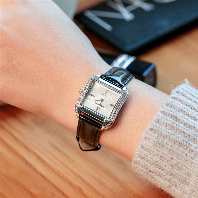 Đồng hồ Nữ Mặt Vuông Dây Inox: Biểu Tượng Phong Cách Độc Đáo và Sang Trọng