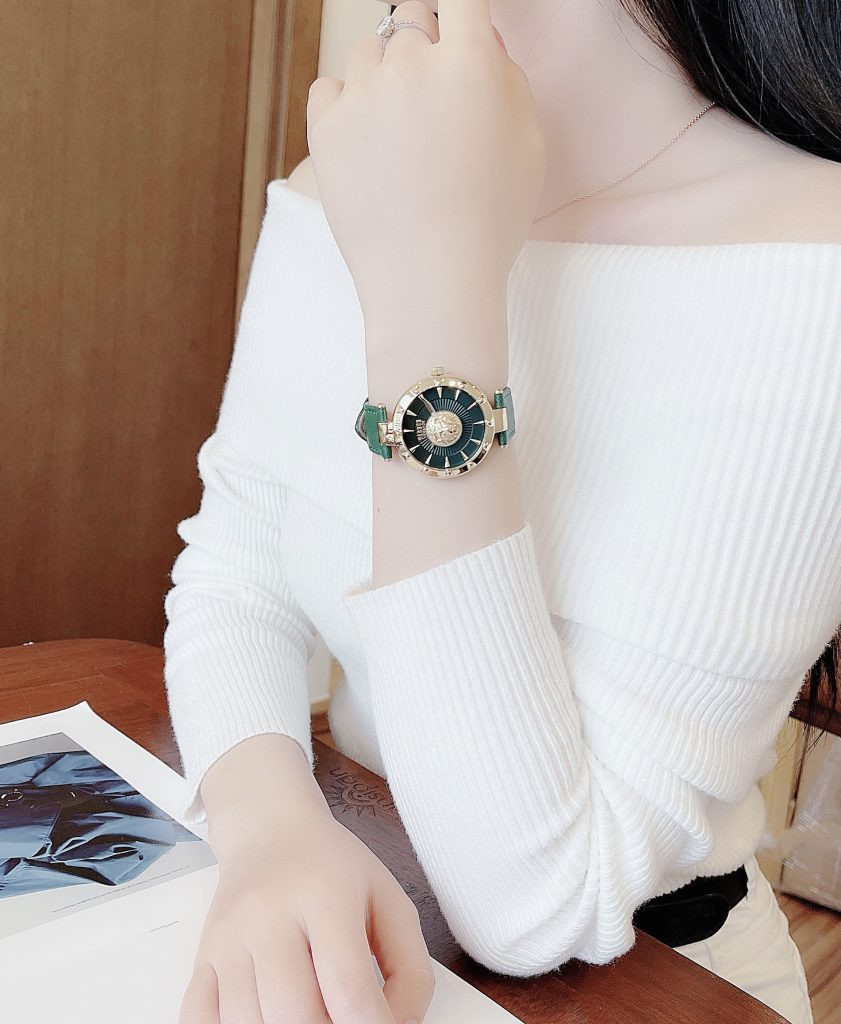 Đồng hồ Versace nữ xanh lá dây da được đeo trên tay, tôn lên vẻ thanh lịch