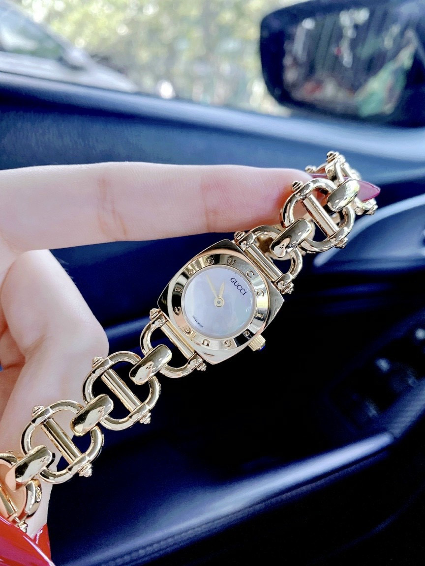 Đồng hồ nữ Gucci dây vàng mặt trắng tinh tế